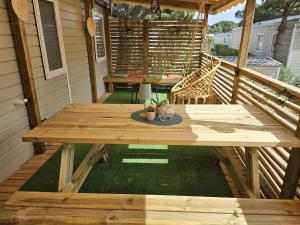 鲁西隆地区卡内Harmonie des Flots的房屋门廊上的木餐桌