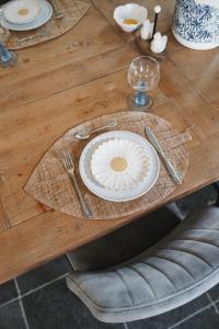 a table with a plate on a wooden table at B&B Johannesberg in Oldebroek +44 photos