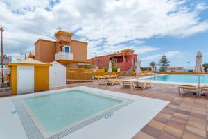 Πισίνα στο ή κοντά στο Bungalow Playa Las Burras