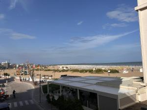 ein Gebäude mit Blick auf den Strand und das Meer in der Unterkunft Appartamento 3 camere con vista mare - Agenzia Cocal in Caorle