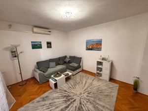 Apartman Ana Zadar - FAMILY FRIENDLY APARTMENT في زادار: غرفة معيشة مع أريكة وطاولة +25 صورة