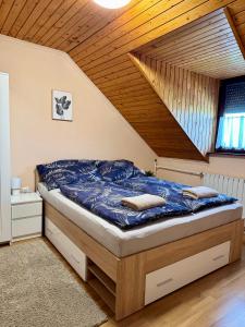 Posteľ alebo postele v izbe v ubytovaní Vamos Apartman