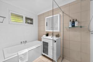 Kuchyň nebo kuchyňský kout v ubytování Lux Waterfront Villa with Magnesium Spa - The Goldie