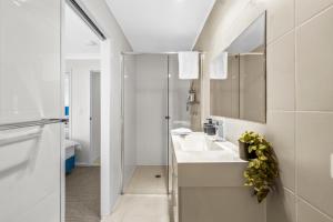 Koupelna v ubytování Lux Waterfront Villa with Magnesium Spa - The Goldie