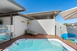Bazén v ubytování Lux Waterfront Villa with Magnesium Spa - The Goldie nebo v jeho okolí