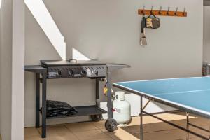 Stolní tenis v ubytování Lux Waterfront Villa with Magnesium Spa - The Goldie nebo okolí