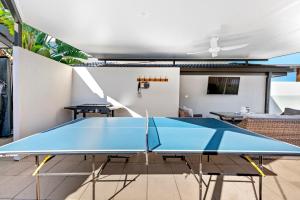Stolní tenis v ubytování Lux Waterfront Villa with Magnesium Spa - The Goldie nebo okolí