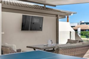 TV a/nebo společenská místnost v ubytování Lux Waterfront Villa with Magnesium Spa - The Goldie