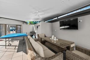 TV a/nebo společenská místnost v ubytování Lux Waterfront Villa with Magnesium Spa - The Goldie