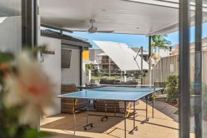 Stolní tenis v ubytování Lux Waterfront Villa with Magnesium Spa - The Goldie nebo okolí