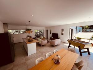 soggiorno con tavolo da biliardo e soggiorno di Location villa entre lac et océan avec son spa de nage a Carcans