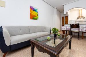 Posedenie v ubytovaní Elegant apartment in Torrevieja with shared pool