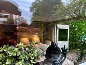 a bedroom with a bed and a bunch of plants at Bed and Breakfast Verlaat in Oude-Niedorp