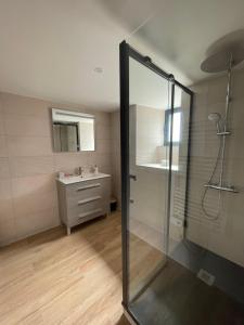 サン・ポル・ド・レオンにあるTy Cozのガラスのシャワーと洗面台を備えたバスルーム +27枚の写真