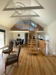 サン・ポル・ド・レオンにあるTy Cozのリビングルーム(階段付)、ダイニングルーム