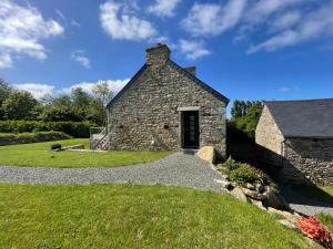 サン・ポル・ド・レオンにあるTy Cozの草の中に扉のある古い石造りの建物