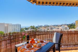 een tafel met eten en drinken op een balkon bij Santa Amalia 51 by IVI Real Estate in Torremolinos