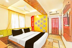 a bedroom with a large bed in a room at Collection O Chidambaram Stadium Formerly Hotel Admire Suit in Chennai +19 photos
