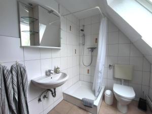 Ένα μπάνιο στο Ferienwohnung Naeve - gemütliche Wohnung auf dem Lande mit zwei Schlafzimmern +14 φωτογραφίες