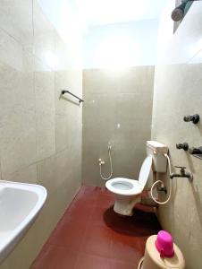 Koupelna v ubytování Hotel Dttoo Puri Near Sea Beach And Jagannath Temple - Fully Air Conditioned - Good and Spacious Room - Excellent Customer Service Awarded - Best Seller + 15 fotografií