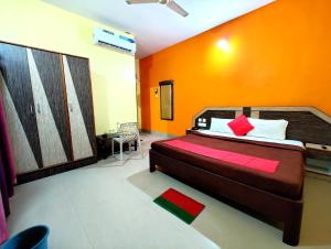 Postel nebo postele na pokoji v ubytování Hotel Dttoo Puri Near Sea Beach And Jagannath Temple - Fully Air Conditioned - Good and Spacious Room - Excellent Customer Service Awarded - Best Seller