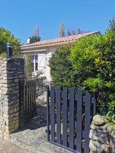 una valla negra delante de una casa en U Casetta, en Patrimonio