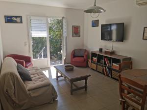a living room with a couch and a tv at U Casetta in Patrimonio