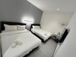 Camera piccola con 2 letti e lenzuola bianche di Self Check-In - Havona Hotel Plentong a Johor Bahru