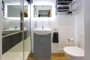 un baño con lavabo e inodoro en Merok Mill House & Old Granary, en Six Road Ends 25 fotos más