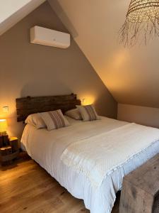 Postel nebo postele na pokoji v ubytování Au Détour des Châteaux