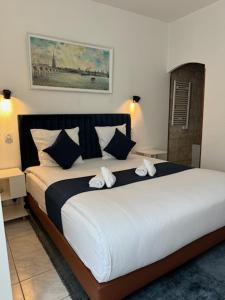 a bedroom with a large bed with two pillows at Havre de paix 6 pers Bordeaux Chartrons in Bordeaux