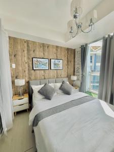 Кровать или кровати в номере The Bahamas & Maldives Suites at Azure Residences near Manila Airport +37 фотографий