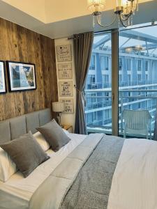 Кровать или кровати в номере The Bahamas & Maldives Suites at Azure Residences near Manila Airport