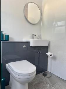 Koupelna v ubytování Your Saundersfoot getaway - relax explore and make memories at Berts Bungalow + 16 fotografií