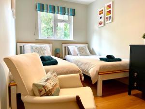 Postel nebo postele na pokoji v ubytování Your Saundersfoot getaway - relax explore and make memories at Berts Bungalow