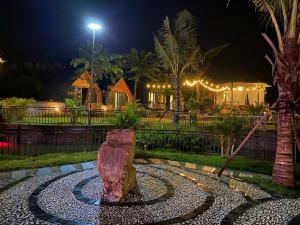 Trai SonにあるYellow Homestayの夜の公園内の石の噴水 +2枚の写真