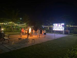 Trai SonにあるYellow Homestayの夜の公園踊り集団