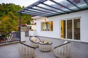 Balkón nebo terasa v ubytování ELIVAAS Serenita Abode 3BHK Villa With Plunge Pool, Garden & Terrace Near Sahastradhara