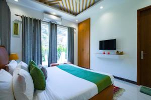 TV a/nebo společenská místnost v ubytování ELIVAAS Serenita Abode 3BHK Villa With Plunge Pool, Garden & Terrace Near Sahastradhara