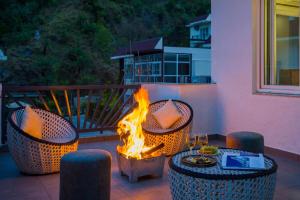 Fotografie z fotogalerie ubytování ELIVAAS Serenita Abode 3BHK Villa With Plunge Pool, Garden & Terrace Near Sahastradhara v destinaci Déhrádún