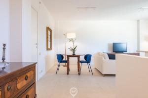 Μια τηλεόραση ή/και κέντρο ψυχαγωγίας στο Panoramic Seaview Apartment 2