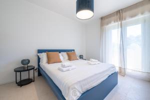 Ένα ή περισσότερα κρεβάτια σε δωμάτιο στο Panoramic Seaview Apartment 2