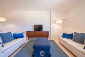 Μια τηλεόραση ή/και κέντρο ψυχαγωγίας στο Panoramic Seaview Apartment 2 +26 φωτογραφίες