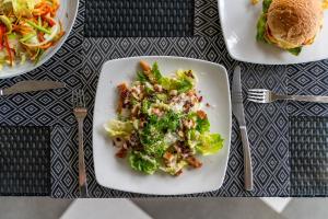 レンボンガン島にあるWhite Horse Resortのサラダとサンドイッチ付きの料理