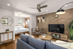 TV a/nebo společenská místnost v ubytování Stylish NYC Retreat Near Top Attractions