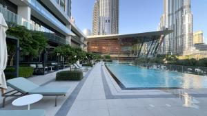 Sundlaugin á Grande Signature by Emaar! Amazing Pool, Gym and Location! eða í nágrenninu