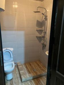une salle de bain avec toilettes et baignoire dans l'établissement Tiko's Apartments, à Gonio