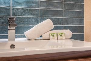 マルセイユにあるResidhotel Vieux Portのバスルーム(洗面台、トイレットペーパー付) +37枚の写真