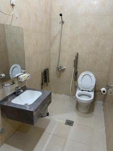 Ένα μπάνιο στο فندق اللقاء الذهبي +16 φωτογραφίες