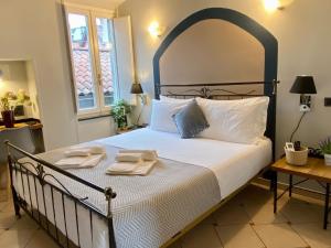 una camera da letto con un letto grande con due asciugamani sopra di The Convo Lake Como a Como